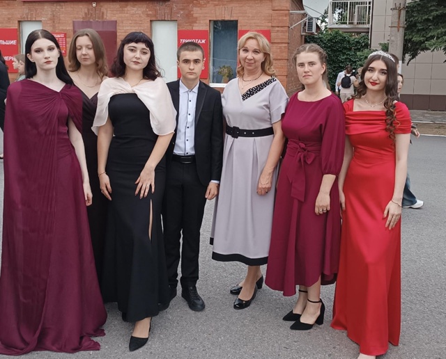 28 июня - трогательный момент в жизни наших учеников — выпускной! 