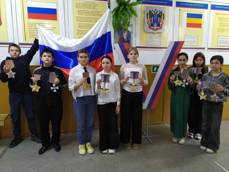 В День героев Отечества в МБОУ «Леоновская СОШ» прошло важное мероприятие, организованное совместно с «Российским обществом «Знание».