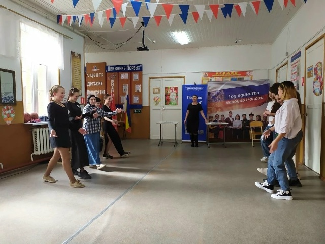 Конкурсно-игровая программа «А ну-ка, девочки!»