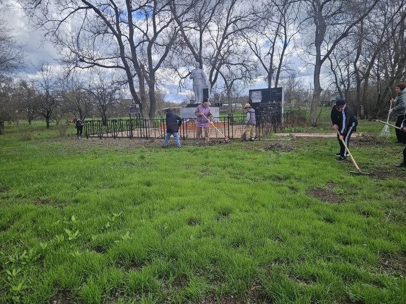 В МБОУ «Леоновская СОШ» года прошел  ежегодный общеобластной субботник.