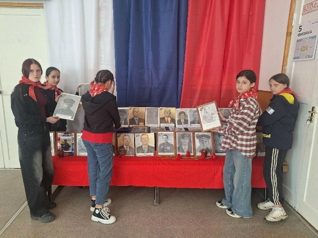 В рамках Всероссийской акции «Наследники Победы», приуроченной к празднованию Дня Победы в Великой Отечественной войне 1941-1945 гг. активисты Первичного отделения Движения первых МБОУ «Леоновская СОШ» приняли участие в акции «Стена памяти»