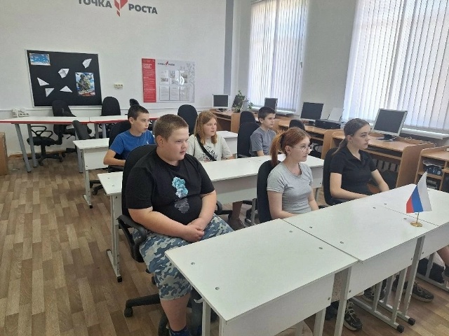 В рамках реализации Всероссийской акции «#РодинойГоржусь», приуроченной к празднованию Дня России в МБОУ «Леоновская СОШ» среди учащихся 8-9 классов прошла интеллектуально-познавательная викторина «Та самая Россия».